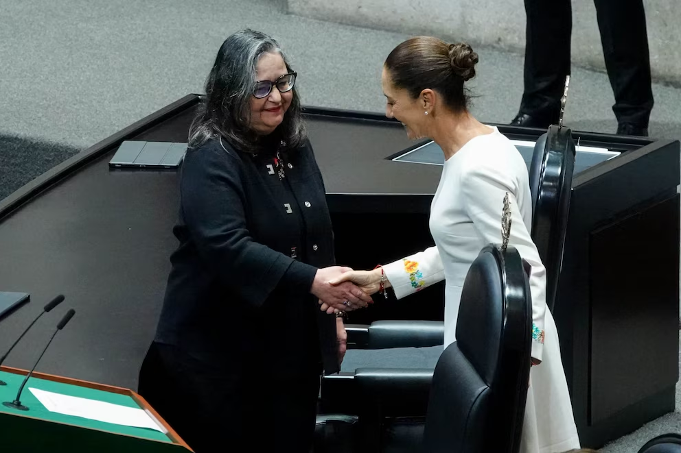 El 1 de octubre de 2024, la presidenta entrante Claudia Sheinbaum saludó a Norma Lucía Piña, entonces presidenta de la SCJN, durante su arribo a la sesión solemne en la Cámara de Diputados.